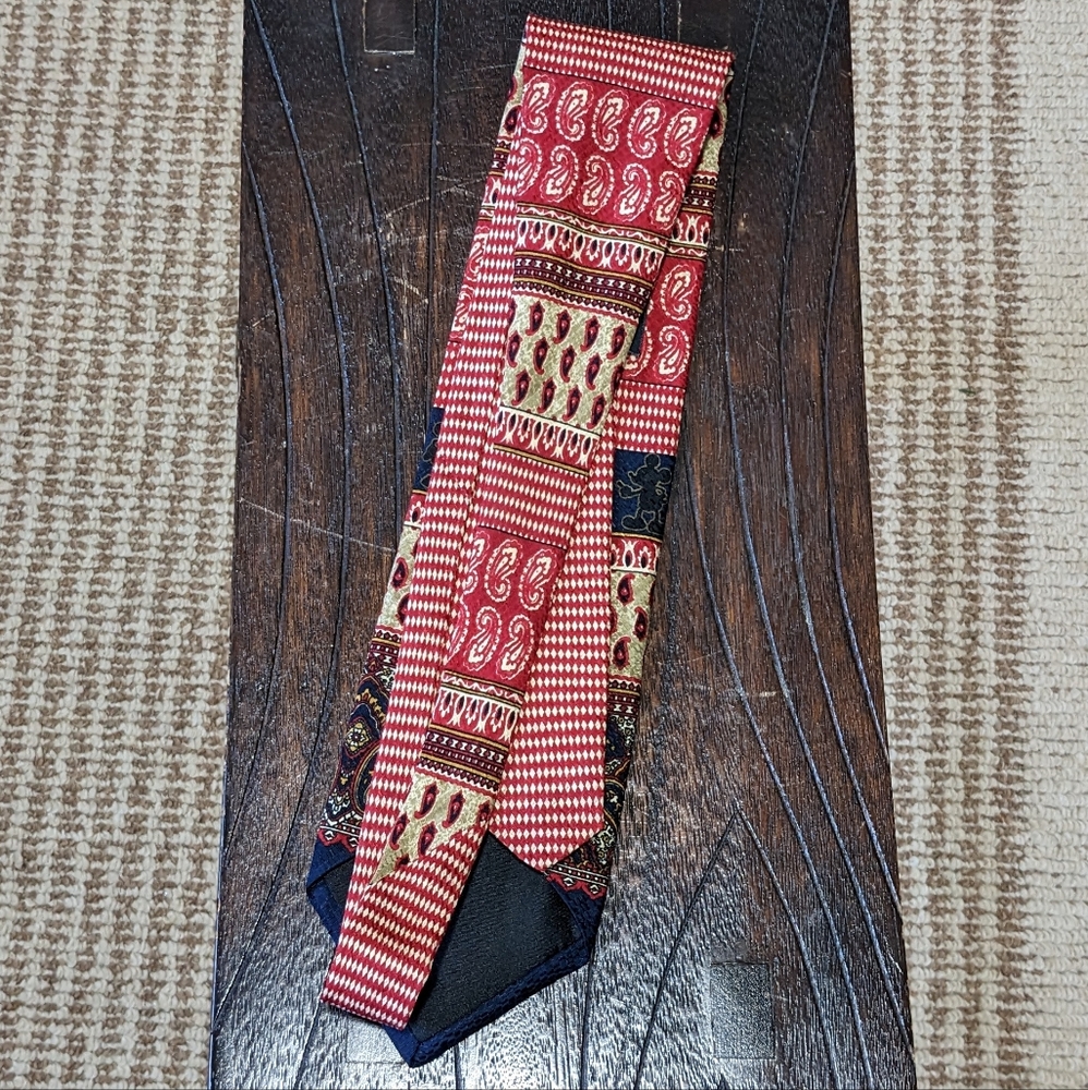 **Buy 2 get 3** Disney Mickey & Co Silk Tie | 100% Silk | Made in Canada - Picture 5 of 7